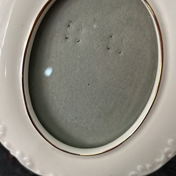 Small Oval Cream Color Floral Picture Frame - Picture 6 of 9